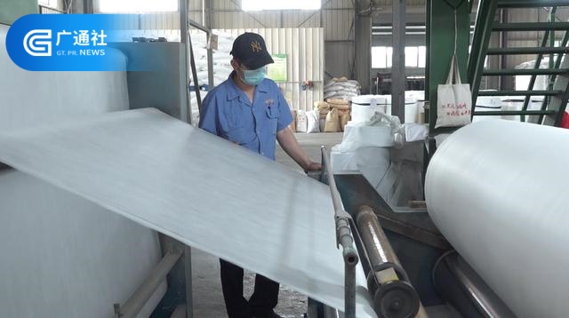 湖州南浔一生平安纺织新材全力投入无纺布生产，以责任担当汇聚抗疫力量