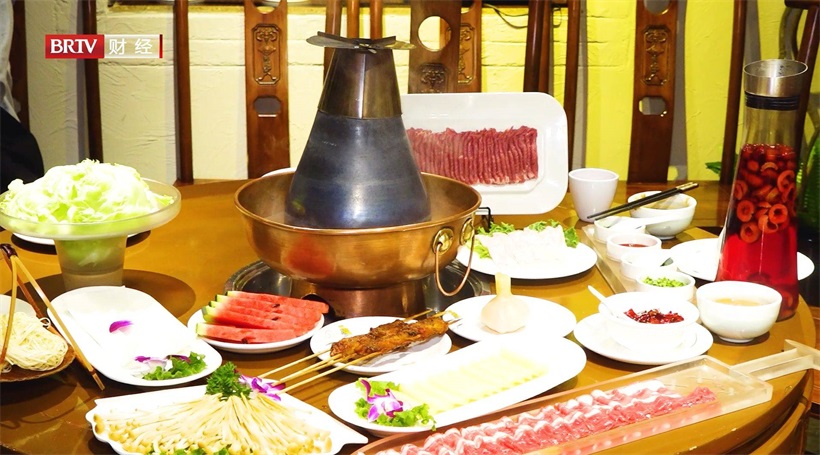 坚持传统铜锅碳火烹制，搭配秘制独家底料，京晟铜锅涮肉用心呈现美味(图2)