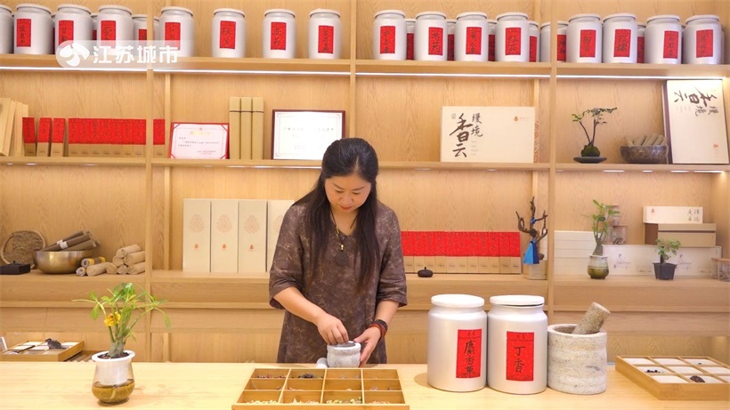 传统香艺新篇：张爱萍“香雅士合和香制作技艺”入选扬州市非遗名录(图2)